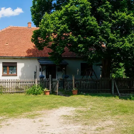 Lesniczowka Pod Lipa Ferienhaus *